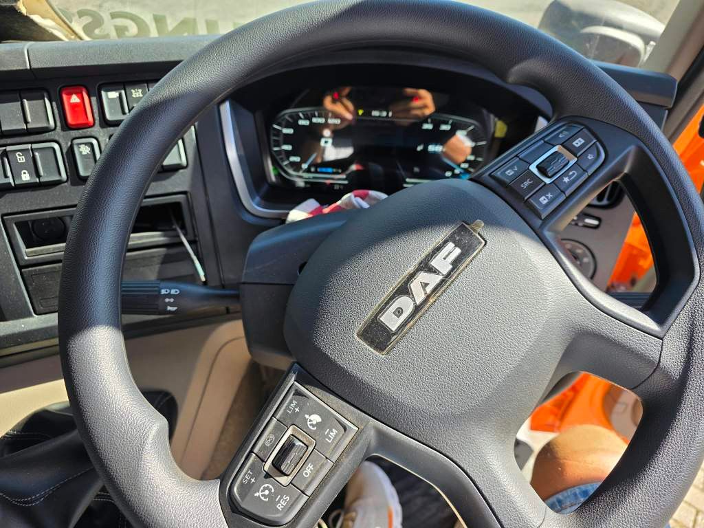 Fahrzeugabbildung DAF XB 210 Kehrmaschine wie neu Brock VS4 Kehraufbau