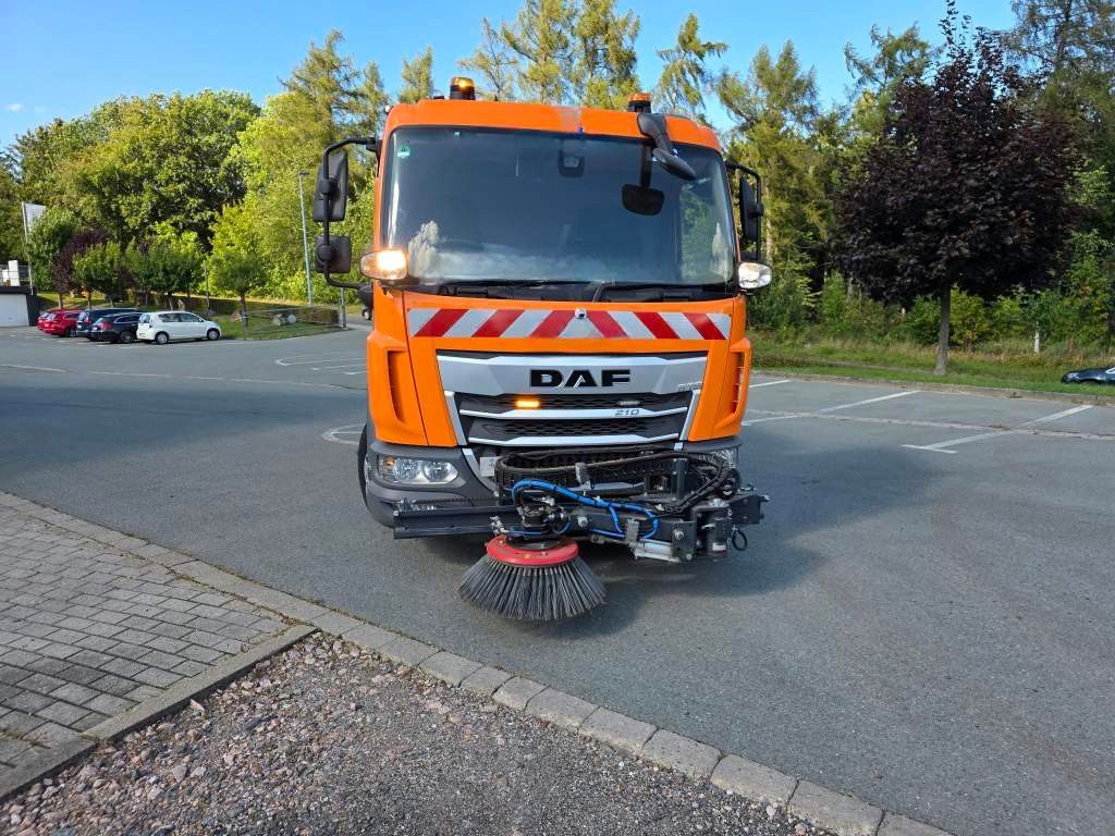 Fahrzeugabbildung DAF XB 210 Kehrmaschine wie neu Brock VS4 Kehraufbau