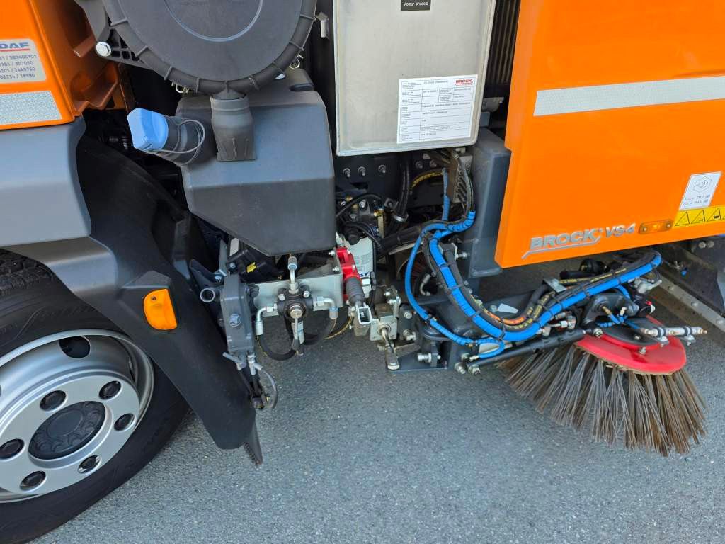 Fahrzeugabbildung DAF XB 210 Kehrmaschine wie neu Brock VS4 Kehraufbau