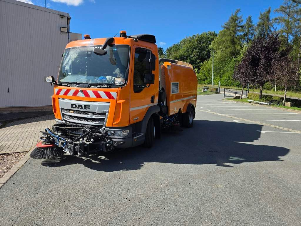 Fahrzeugabbildung DAF XB 210 Kehrmaschine wie neu Brock VS4 Kehraufbau