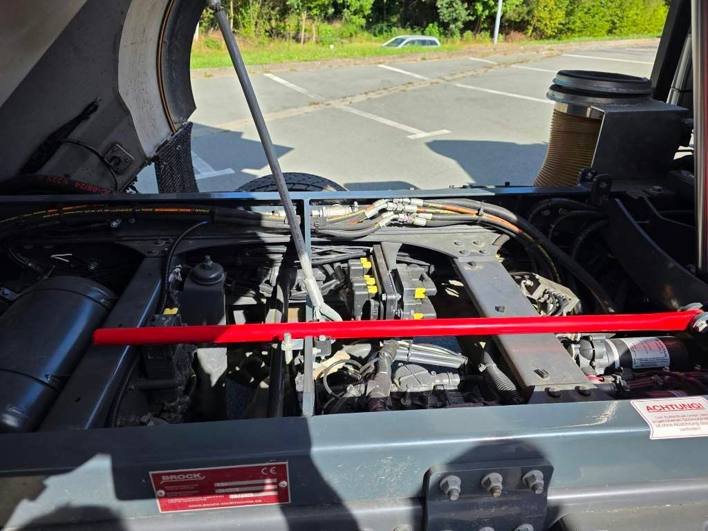 Fahrzeugabbildung DAF XB 210 Kehrmaschine wie neu Brock VS4 Kehraufbau