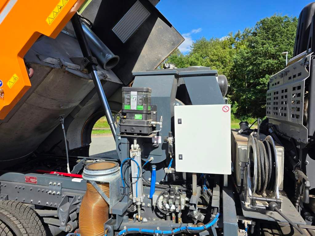 Fahrzeugabbildung DAF XB 210 Kehrmaschine wie neu Brock VS4 Kehraufbau