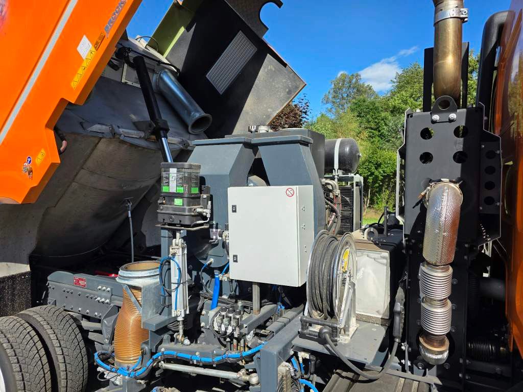 Fahrzeugabbildung DAF XB 210 Kehrmaschine wie neu Brock VS4 Kehraufbau