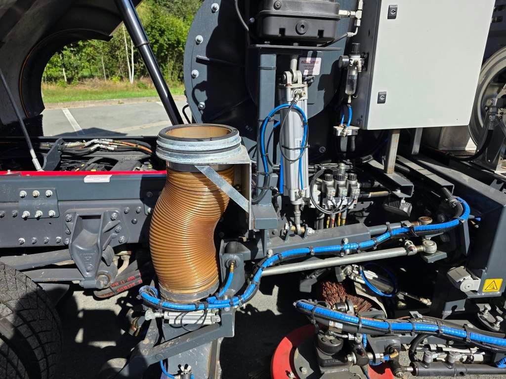 Fahrzeugabbildung DAF XB 210 Kehrmaschine wie neu Brock VS4 Kehraufbau