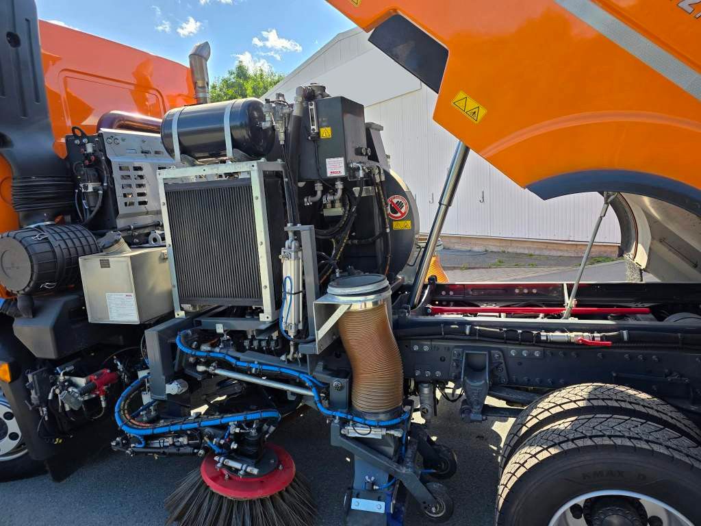 Fahrzeugabbildung DAF XB 210 Kehrmaschine wie neu Brock VS4 Kehraufbau