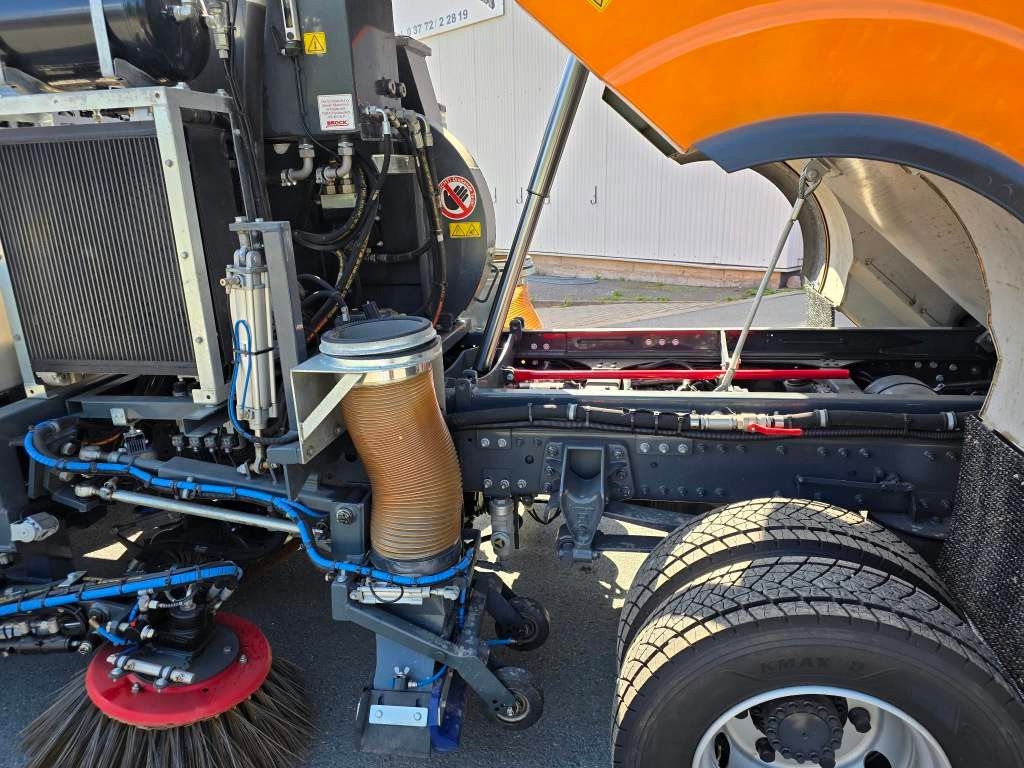 Fahrzeugabbildung DAF XB 210 Kehrmaschine wie neu Brock VS4 Kehraufbau
