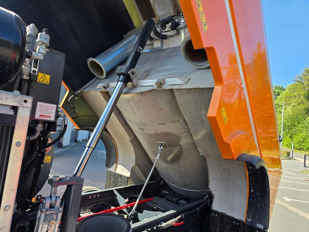 Fahrzeugabbildung DAF XB 210 Kehrmaschine wie neu Brock VS4 Kehraufbau