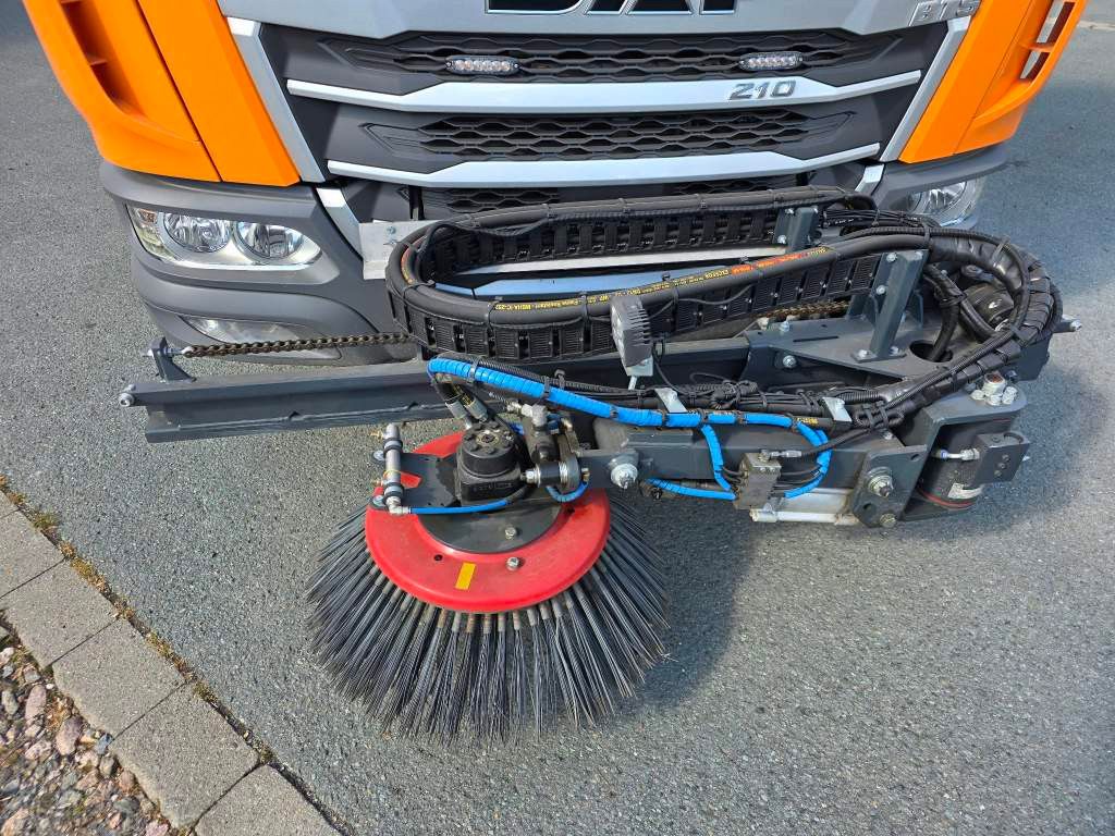 Fahrzeugabbildung DAF XB 210 Kehrmaschine wie neu Brock VS4 Kehraufbau