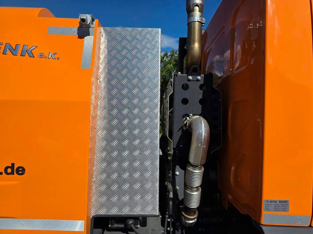 Fahrzeugabbildung DAF XB 210 Kehrmaschine wie neu Brock VS4 Kehraufbau