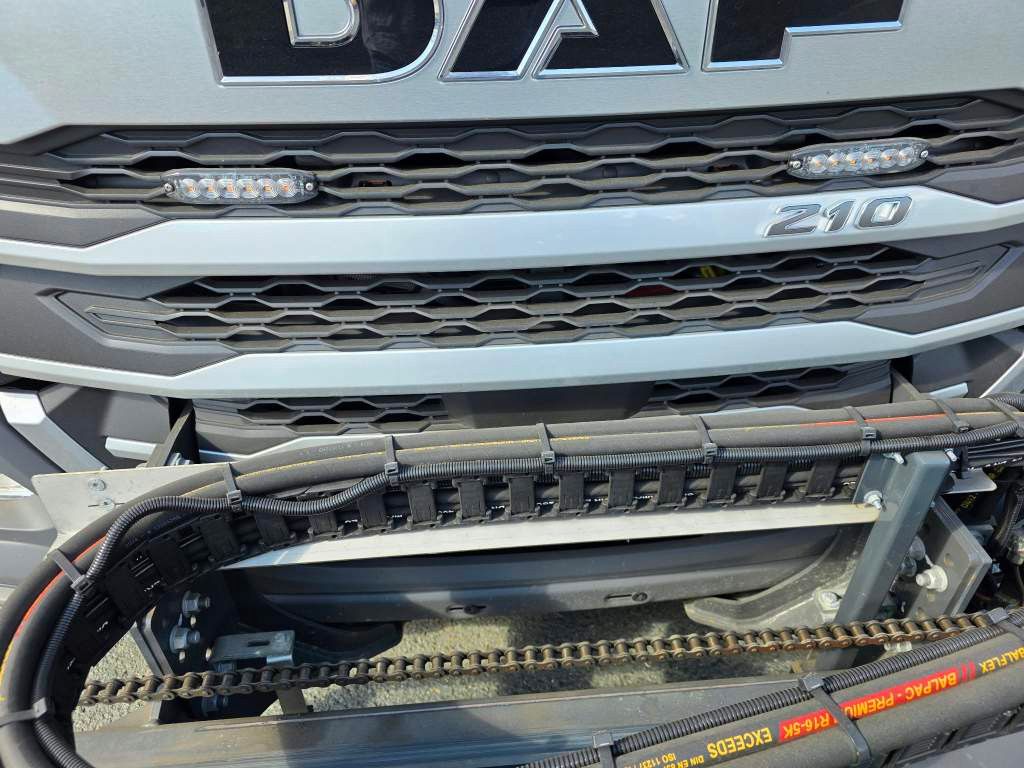 Fahrzeugabbildung DAF XB 210 Kehrmaschine wie neu Brock VS4 Kehraufbau