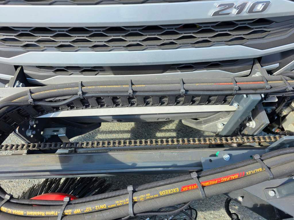 Fahrzeugabbildung DAF XB 210 Kehrmaschine wie neu Brock VS4 Kehraufbau