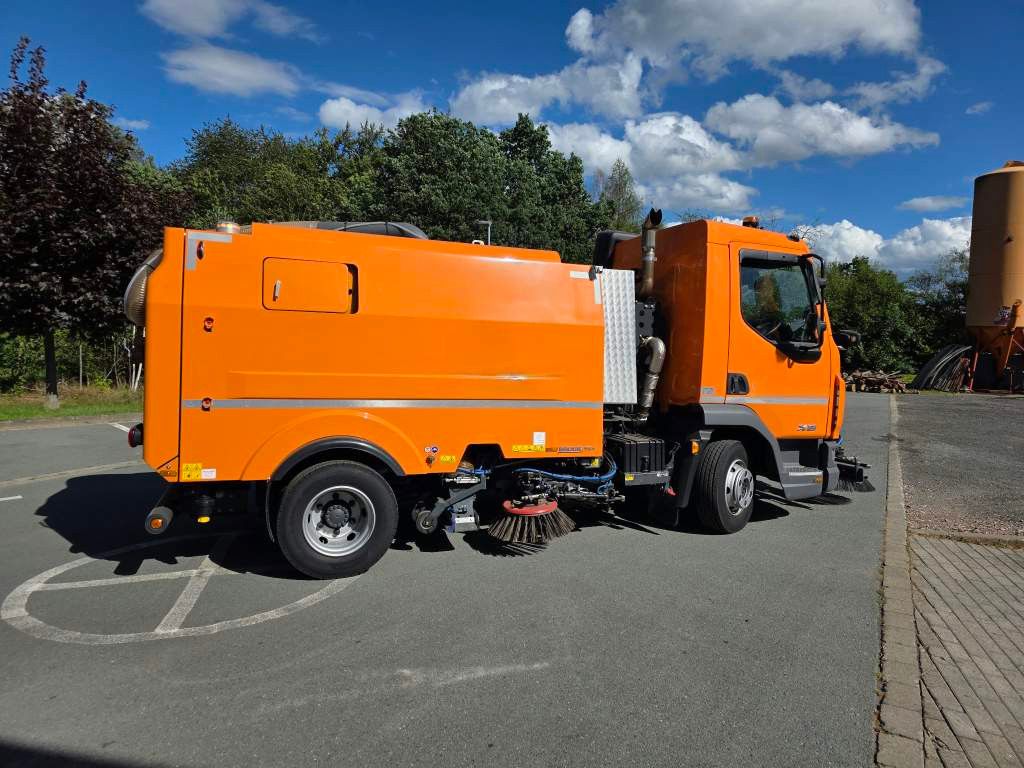 Fahrzeugabbildung DAF XB 210 Kehrmaschine wie neu Brock VS4 Kehraufbau