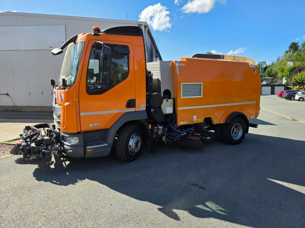 Fahrzeugabbildung DAF XB 210 Kehrmaschine wie neu Brock VS4 Kehraufbau