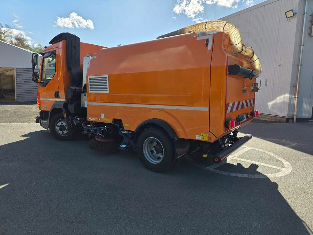 Fahrzeugabbildung DAF XB 210 Kehrmaschine wie neu Brock VS4 Kehraufbau